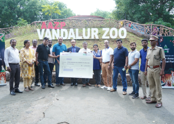 CtrlS Datacenters team handing over the cheque to Vandalur Zoo authorities.