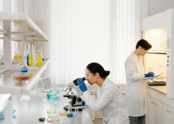 Chemists create molecular magnet, boosting data storage by 100x