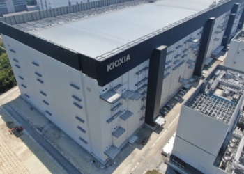 Kioxia hosts tour of flash memory plant